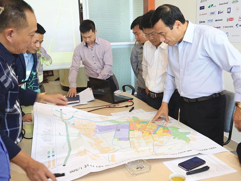 Phó bí thư Tỉnh ủy, Chủ tịch UBND tỉnh Thái Bình Đặng Trọng Thăng (ngoài cùng, bên phải) kiểm tra tiến độ thực hiện Dự án Đầu tư xây dựng Khu công nghiệp Tiền Hải