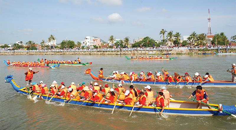  Nhiều lễ hội ở Phú Yên lôi cuốn du khách thập phương.