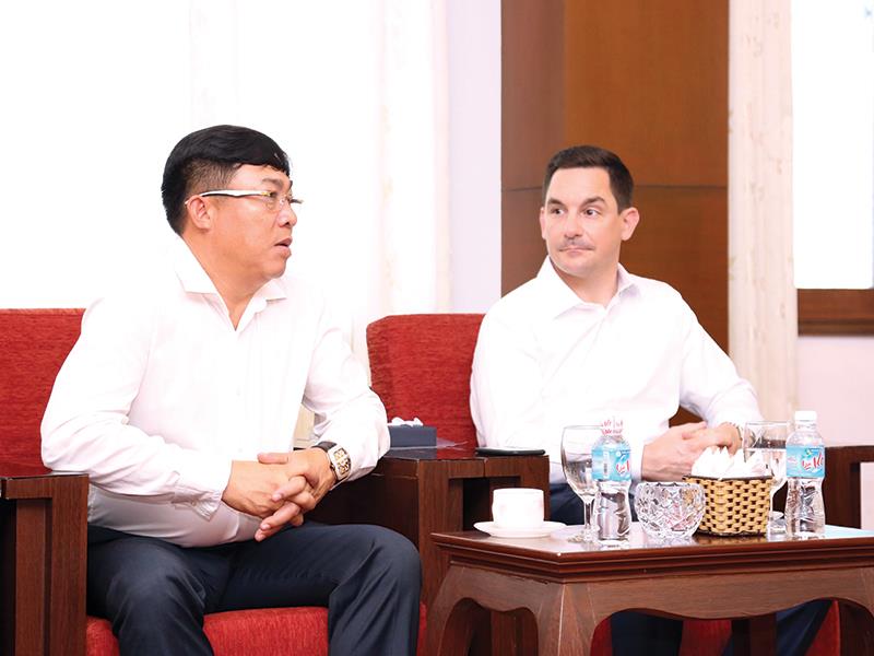 Ông Trương Thành Long (bên trái) trong buổi làm việc với đại diện của Hilton.