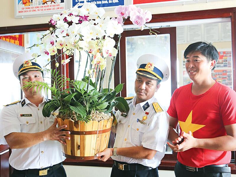 Phan Thanh Sang tặng hoa cho các chiến sĩ tại Trường Sa.