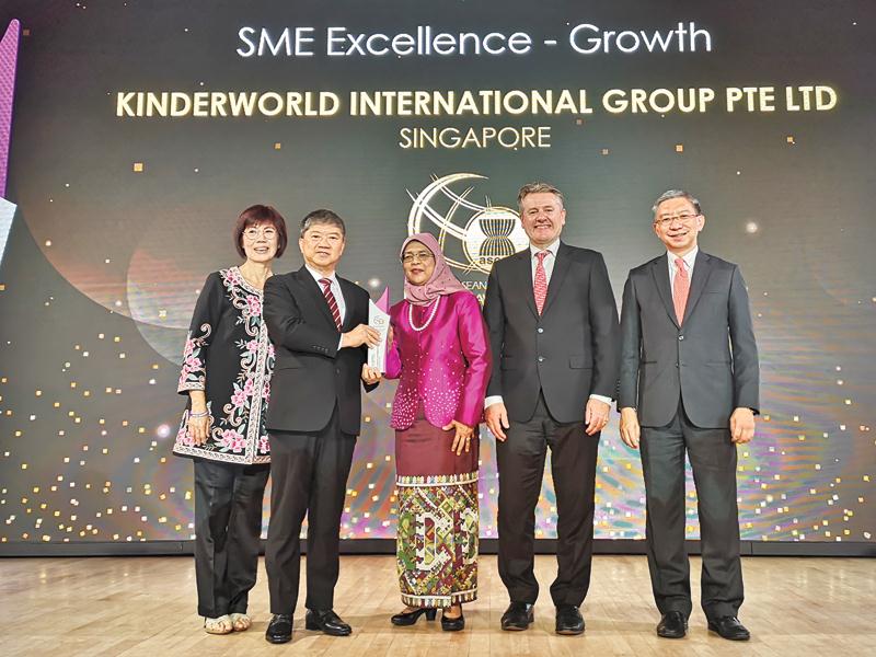 Ông Ricky Tan nhận Giải thưởng doanh nghiệp ASEAN 2018 dành cho doanh nghiệp vừa và nhỏ, hạng mục Tăng trưởng, do bà Halimah Yacob , Tổng thống Singapore trao.