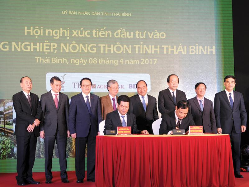 Thủ tướng Chính phủ Nguyễn Xuân Phúc cùng các đồng chí lãnh đạo Đảng, Nhà nước chứng kiến Lễ ký văn bản ghi nhớ giữa UBND tỉnh Thái Bình với Bộ Nông nghiệp và Phát triển nông thôn.