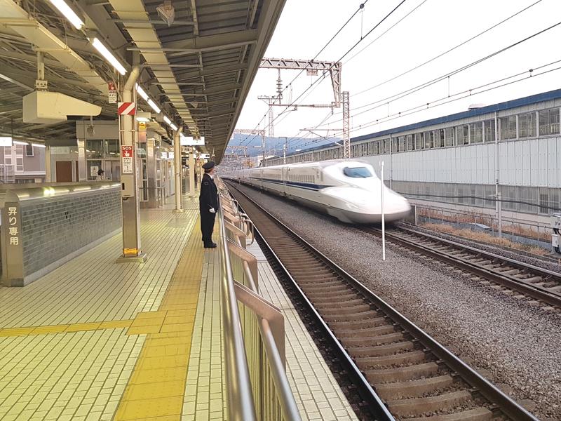 Một đoàn tàu tốc độ cao sử dụng công nghệ động lực phân tán của Nhật Bản.
