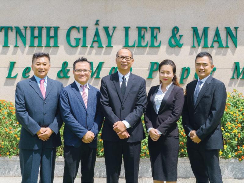 Ông Patrick Chung (giữa) và đội ngũ Công ty TNHH Giấy Lee & Man Việt Nam tại Hậu Giang