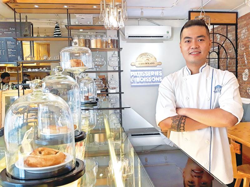 Nguyễn Minh Hiển tại tiệm bánh Le Petit Roland do chính mình sáng lập.