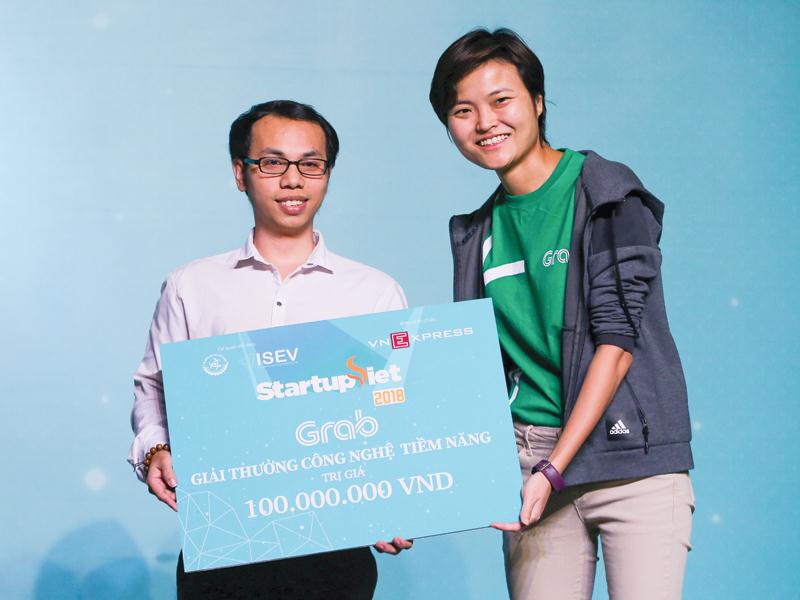 Lê Anh Tiến, CEO Chatbot Việt Nam đại diện nhóm sáng lập nhận giải Start-up Công nghệ tiềm năng do Grab trao tặng.
