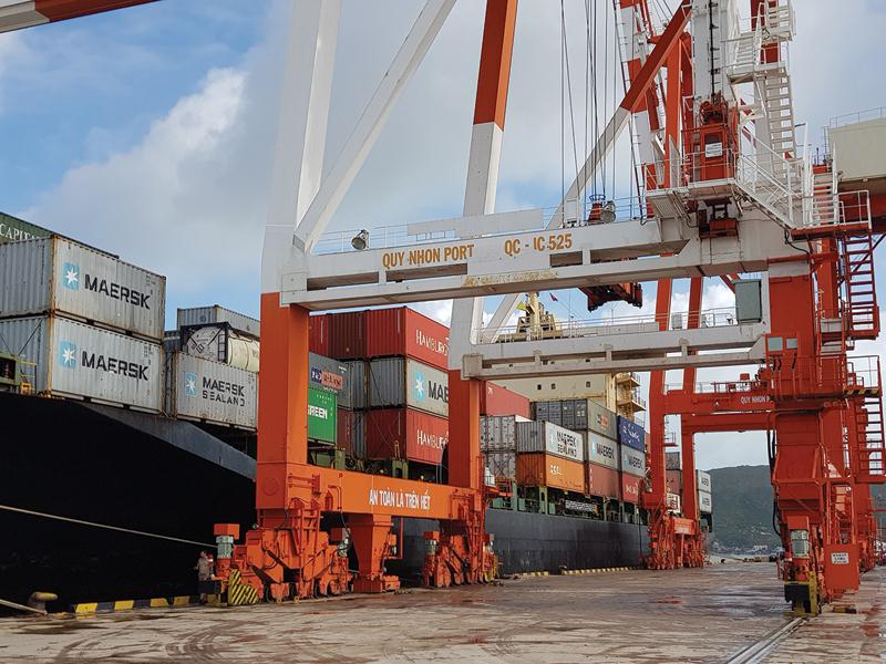 Cảng Quy Nhơn đủ điều kiện tiếp nhận, xếp dỡ các mặt hàng tổng hợp, hàng container.... Ảnh: Nguyễn Hân