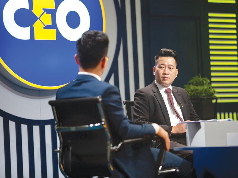 doanh nhân Nguyễn Hoàng Nam bên Bàn tròn CEO.