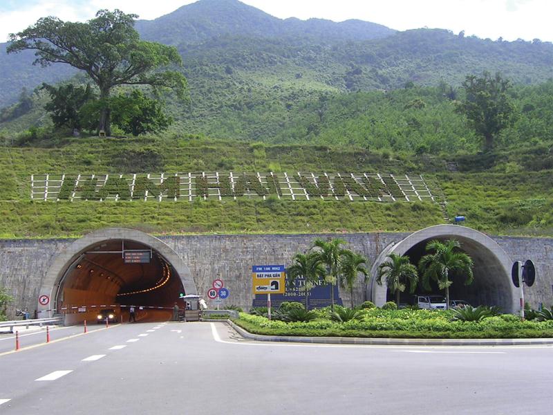 Hầm lánh nạn Hải Vân được CTCP Đèo Cả mở rộng thành hầm đường chính theo hình thức PPP, loại hợp đồng BOT.