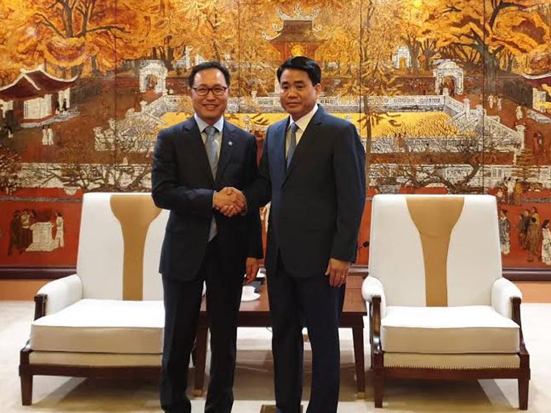 Ông Choi Joo Ho, Tổng giám đốc Tổ hợp Samsung Việt Nam và Bí thư Thành ủy Hà Nội Nguyễn Đức Chung.