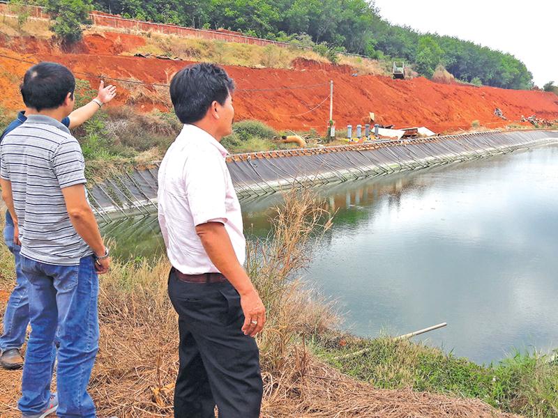 Ông Võ Quang Thuận, Giám đốc Công ty TNHH Cao su Thuận lợi đang lo lắng trước quy định về nước thải khiến Công ty của ông phải ngừng hoạt động.
