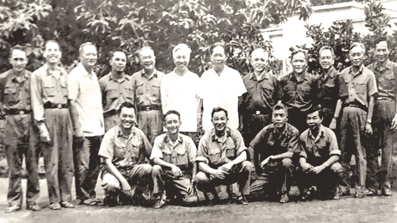 Tướng Lê Đức Anh (ngoài cùng bên phải, hàng đứng) chụp ảnh cùng các đồng chí Lê Duẩn, Lê Đức Thọ, Văn Tiến Dũng... tại Hội nghị tổng kết Chiến dịch Hồ Chí Minh năm 1975 (Ảnh tư liệu).