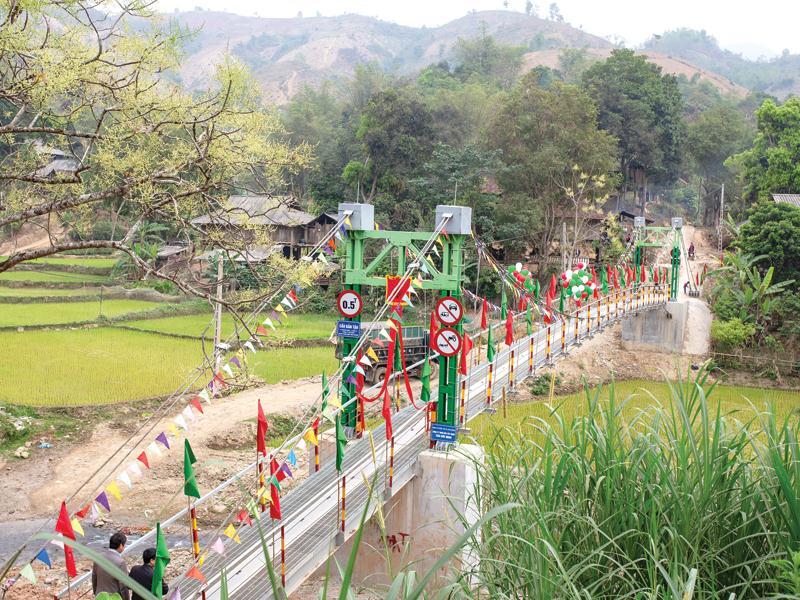 Cầu bản Tậu tại xã Pá Ma Pha Khinh, huyện Quỳnh Nhai, tỉnh Sơn La - cây cầu thứ 9 trong Chương trình “Cầu nối yêu thương” của Nhựa Tiền Phong.