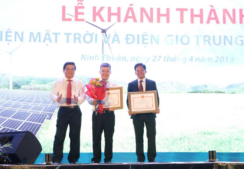 Ông Lưu Xuân Vĩnh ( trái) chủ tịch tỉnh Ninh Thuận trao bằng khen cho lãnh đạo Trung Nam vì có thành tích xuất sắc trong thi công dự án.