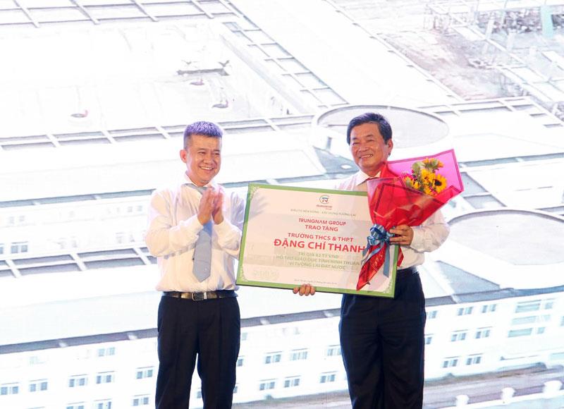 Ông Nguyễn Tâm Thịnh ( trái) chủ tịch HĐQT Trung Nam Group trao tượng trưng ngôi trường cho ông Lưu Xuân Vĩnh, chủ tịch tỉnh Ninh Thuận.