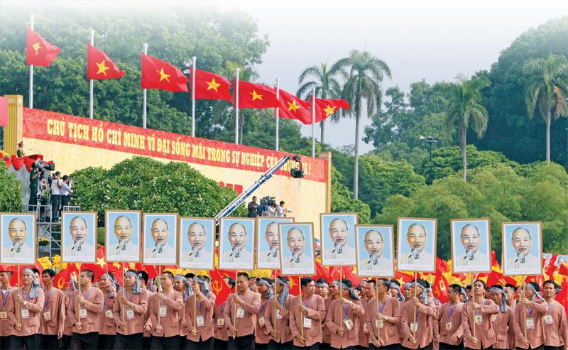 Dân, Nhân dân, theo Hồ Chí Minh, vừa là một tập hợp đông đảo quần chúng, vừa là mỗi con người Việt Nam, cả hai đều là chủ thể đất nước, của khối đại đoàn kết toàn dân tộc.