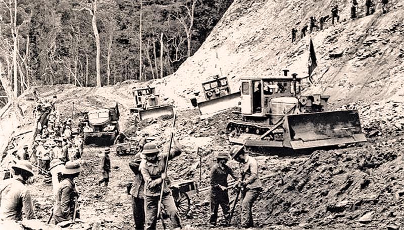 Trung đoàn 6 công binh anh hùng Bộ đội Trường Sơn trong nhiệm vụ mở đường lớn bằng phương tiện cơ giới chuẩn bị cho Chiến dịch Tổng công kích mùa Xuân 1975.