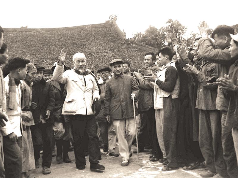 Hồ Chủ tịch thăm xã viên Hợp tác xã Vinh Quang, huyện Thành Thủy, Phú Thọ, nơi có phong trào khai phá đồi hoang trồng cây gây rừng khá nhất miền Bắc (26/1/1964). Ảnh: TTXVN