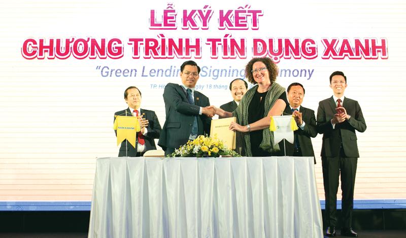 Ông Trần Ngọc Tâm - Tổng giám đốc Nam A Bank và bà Maud Savary Mornet - Giám đốc GCPF khu vực châu Á - Thái Bình Dương ký kết hợp tác triển khai chương trình Tín dụng xanh.