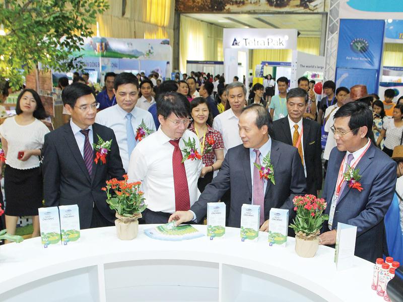 Người tiêu dùng Việt Nam đang hướng đến sản phẩm sữa chất lượng cao. Trong ảnh: Các đại biểu tham quan gian trưng bày sản phẩm sữa Vinamilk tại Vietnam Dairy 2017.