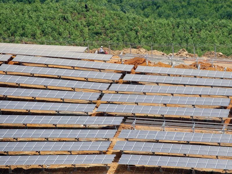 Nhược điểm của các Dự án điện mặt trời là không có hệ thống pin lưu trữ. Trong ảnh:  Điện mặt trời Nam Việt Hưng (Phú Yên). Ảnh: Đ.T