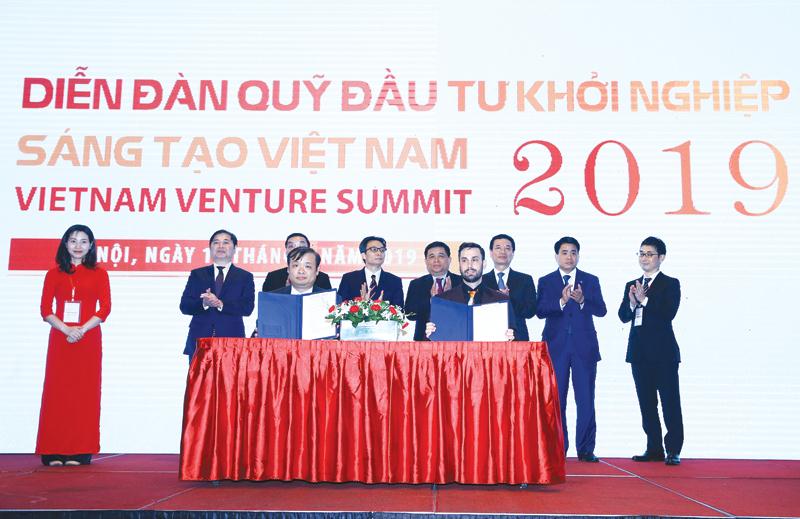 Đại diện Bộ Kế hoạch và Đầu tư và quỹ Golden Gate Ventures ký kết hợp tác đầu tư cho khởi nghiệp tại Vietnam Venture Summit 2019.