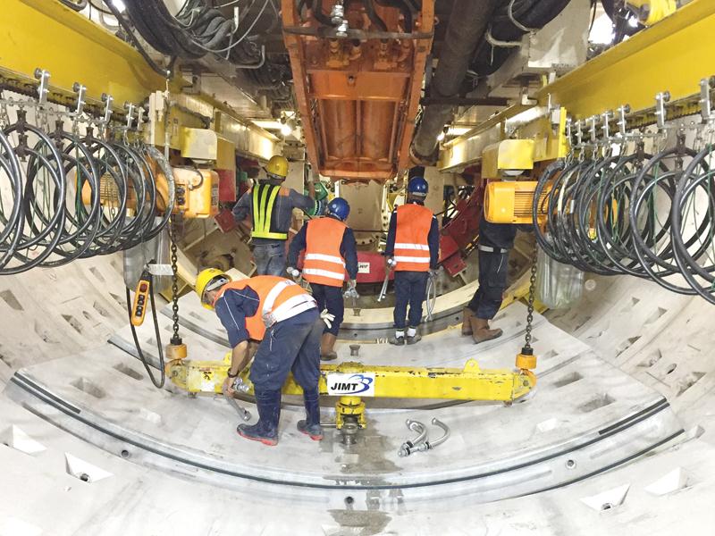 Đội ngũ kỹ sư FECON vận hành robot đào hầm TBM tại Dự án Metro số 1 TP.HCM.
