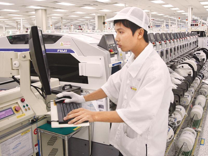 Ngoài Samsung, CapitaLand, còn nhiều tập đoàn lớn khác muốn đầu tư vào Việt Nam. Trong ảnh: Hoạt động sản xuất tại một nhà máy của Samsung.