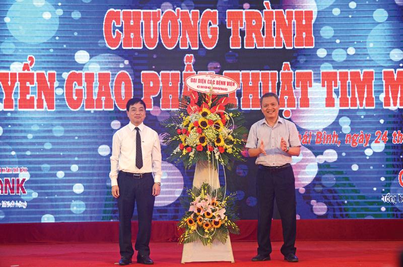 GS.TS Lê Ngọc Thành, Giám đốc Bệnh viện E  (bên phải) chúc mừng Giám đốc Hà Quốc Phòng cùng tập thể Bệnh viện Đa khoa Thái Bình.