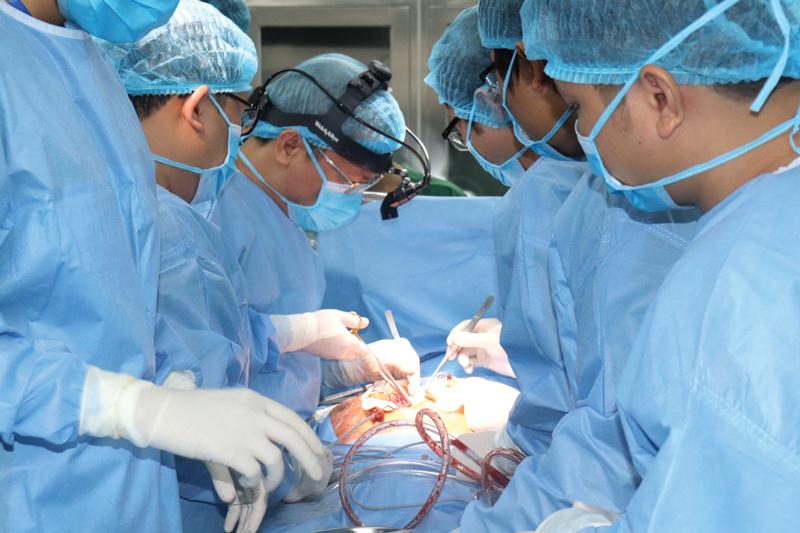 Kíp bác sỹ Bệnh viện Đa khoa Thái Bình thực hiện thành công ca phẫu thuật tim đầu tiên.