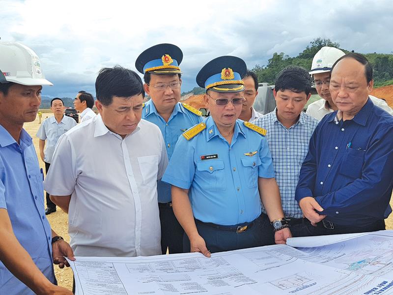 Bộ trưởng Bộ Kế hoạch và Đầu tư Nguyễn Chí Dũng (thứ 3 từ trái sang) kiểm tra tiến độ Dự án  Sân bay Nọng Khảng ở Hủa Phăn. Ảnh: T.H
