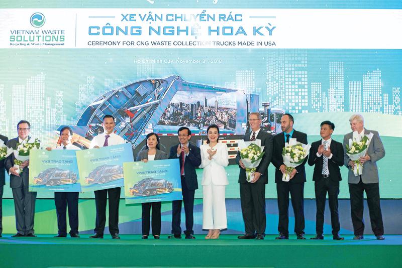Đại diện VWS trao tặng 6 xe vận chuyển rác cho TP.HCM, Long An, Kiên Giang.