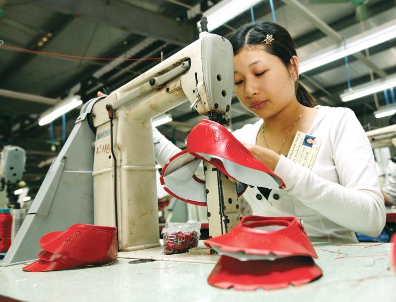 Giày dép, túi xách là những mặt hàng xuất khẩu của Việt Nam được các thị trường lớn ưa chuộng. Ảnh: Đức Thanh