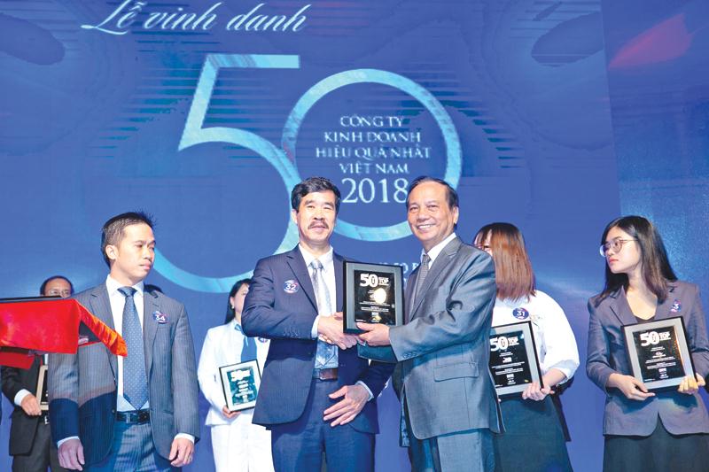 Ông Nguyễn Quốc Khánh, Giám đốc điều hành Vinamilk nhận giải thưởng Top 50 doanh nghiệp kinh doanh hiệu quả nhất Việt Nam 2018.