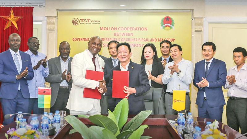 Ông Đỗ Quang Hiển, Chủ tịch HĐQT, kiêm Tổng giám đốc T&T Group và ông Vicente Fernandes, Bộ trưởng Bộ Thương mại, Du lịch và Thủ công nghiệp Guinea Bissau ký bản ghi nhớ hợp tác trong lĩnh vực kinh doanh nông sản.