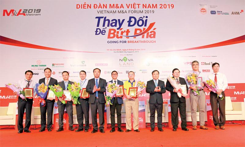 Ban Tổ chức Diễn đàn trao giải cho các thương vụ M&A tiêu biểu. Ảnh: Lê Toàn