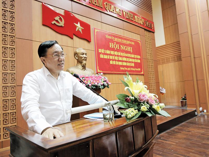 Ông Dương Quyết Thắng, Tổng giám đốc ngân hàng Chính sách xã hội Quảng Nam phát biểu tại Hội nghị.
