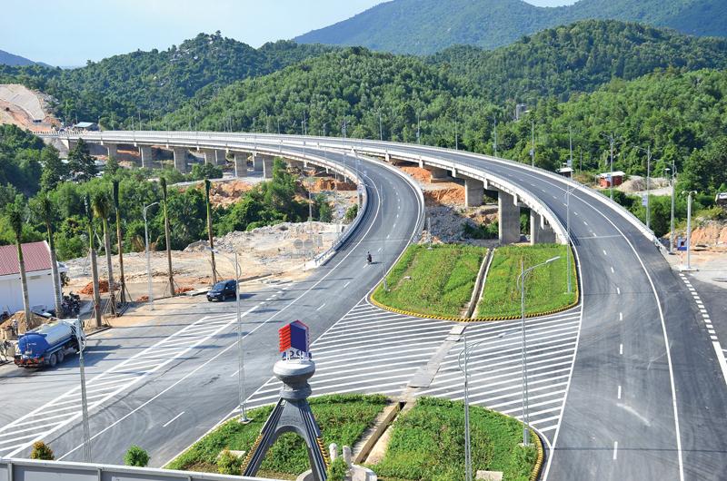 Dự án Hầm đường bộ Đèo Cả được đầu tư hoàn thành đã góp phần khơi thông hạ tầng giao thông, tăng liên kết vùng giữa khu vực miền Trung - Tây Nguyên, Lào, Thái Lan và Campuchia. Ảnh: Hà Minh