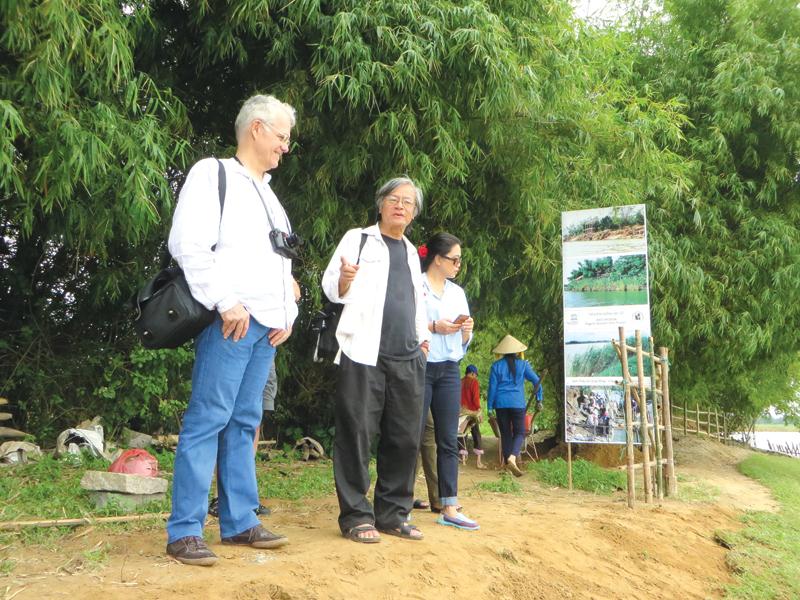 Kiến trúc sư Bùi Kiến Quốc trao đổi với chuyên gia từ Cơ quan Phát triển Pháp (AFD) về Dự án Chống sạt lở sinh thái tại Triêm Tây 