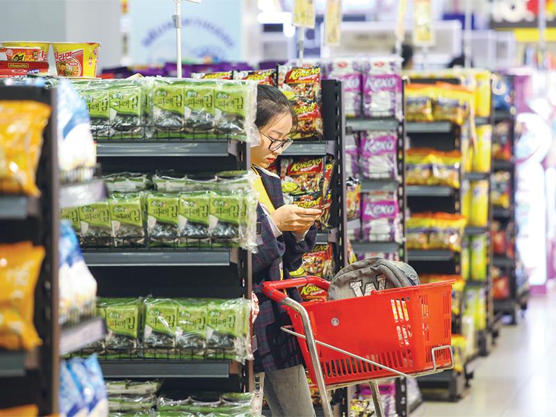 Việc đi chợ, siêu thị khá tốn thời gian và là một áp lực đối với những phụ nữ có công việc bận rộn. Ảnh: Dũng Minh
