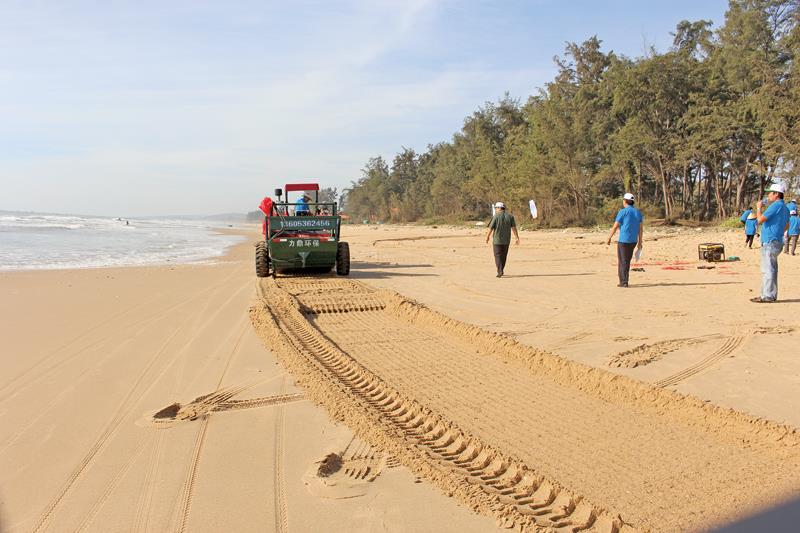 Novaland phối hợp với địa phương đưa vào sử dụng loạt máy cào rác chuyên dụng, góp phần tạo nên những bãi biển xanh - sạch - đẹp.