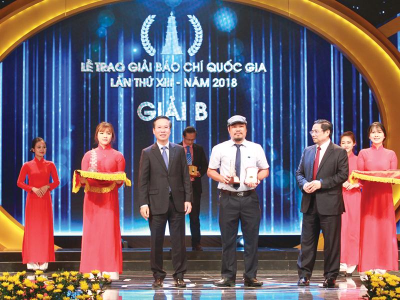 Nhà báo Nguyễn Hữu Tuấn (hàng trên, đứng giữa) nhận Giải B - Giải Báo chí Quốc gia năm 2018. Ảnh: Chí Cường