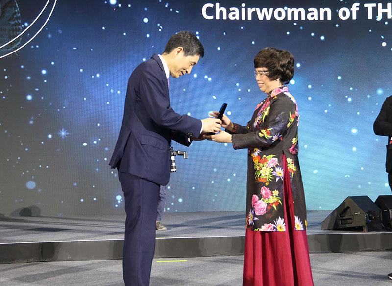 Bà Thái Hương nhận Giải thưởng Nữ doanh nhân quyền lực ASEAN.