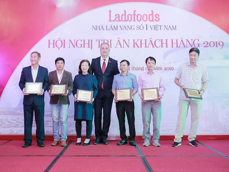 Ông Milan Novosad - thành viên HĐQT Ladofoods kiêm Phó Chủ tịch tập đoàn Elmich Châu Âu trao kỉ niệm chương cho các nhà phân phối của Ladofoods.