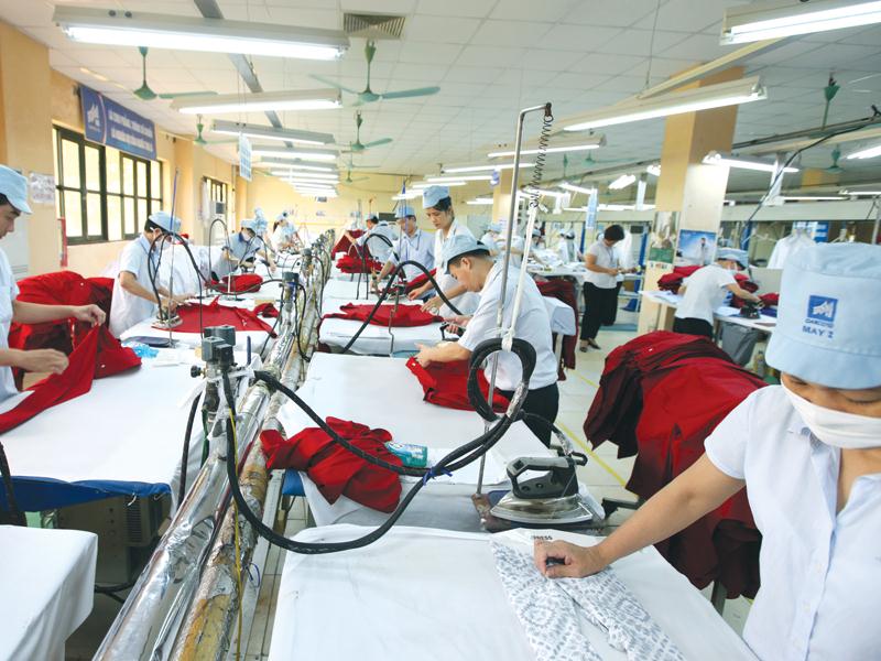 Các doanh nghiệp dệt may đang tập trung lực lượng để sản xuất những đơn hàng cuối năm.