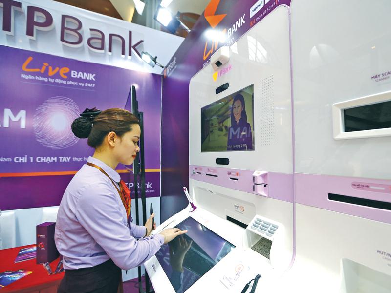 Tại TPBank, thông qua LiveBank, khách hàng có thể mở thẻ online và được phát hành thẻ trong vòng 8 phút.