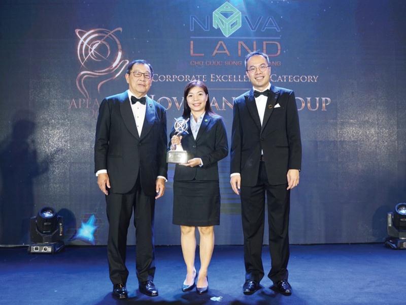 Đại diện Tập đoàn Novaland nhận Giải thưởng doanh nghiệp Việt Nam xuất sắc châu Á 2019.
