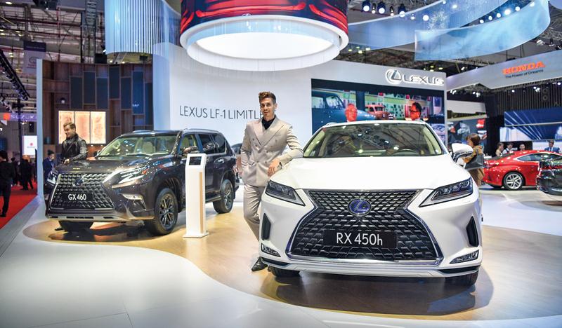 Lexus ra mắt phiên bản 2020 của các mẫu xe RX (3,180  -  4,640 tỷ đồng) và GX (5,690 tỷ đồng).