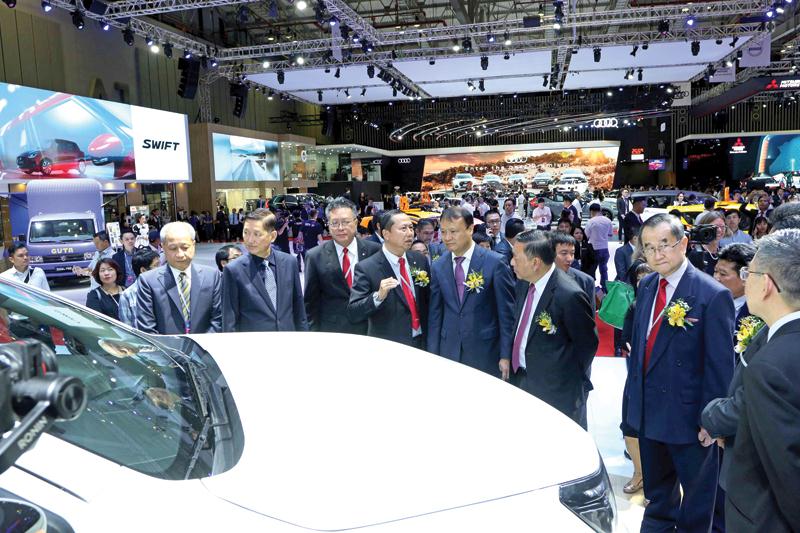 Các đại biểu tới dự Vietnam Motor Show 2019 và tham quan các gian trưng bày tại Triển lãm.