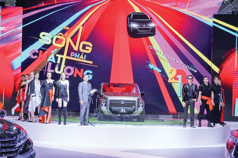 Ông Toru Kinoshita, Tổng giám đốc Công ty Ô tô Toyota Việt Nam cùng mẫu xe ý tưởng TJ Cruiser tại Triển lãm Ô tô Việt Nam 2019.